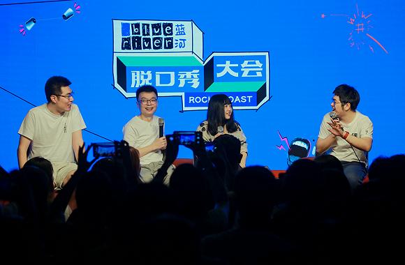 (谭晓虹在笑果工厂新天地开幕活动上和人气脱口秀演员聊节目)