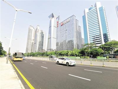 行驶在深圳街头的网约车。记者 王丰 摄