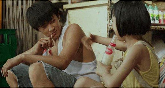 △《隐秘的角落》玻璃瓶装的维他奶