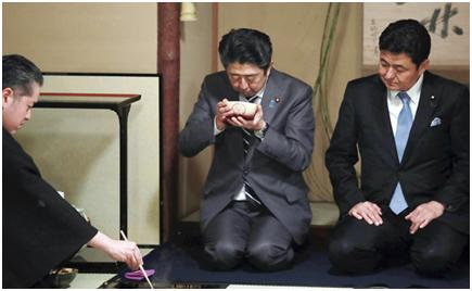 安倍和岸信夫(最右)(资料图)