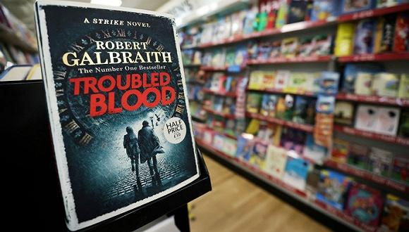 JK罗琳新书《麻烦的血源》,以罗伯特·加尔布雷思(Robert Galbraith)的笔名出版。图片来源:Carl Recine/Reuters