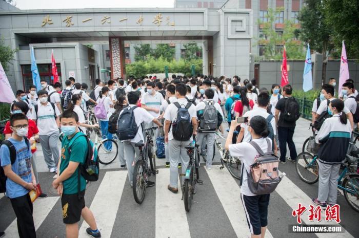 8月29日,北京161中学学生等候学校开门。中新社记者 田雨昊 摄