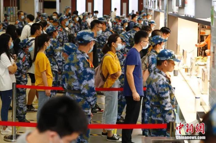 图为北京化工大学学生在食堂用餐。中新社记者 富田 摄