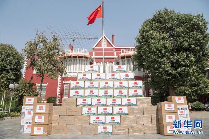 这是4月20日在埃及首都开罗中国驻埃及大使馆内拍摄的防疫物品。 新华社记者 邬惠我 摄