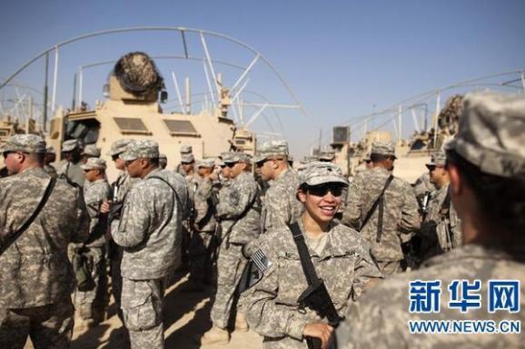 2011年12月18日,从伊拉克撤离的美国士兵在科威特边境地区集结。图源:新华网