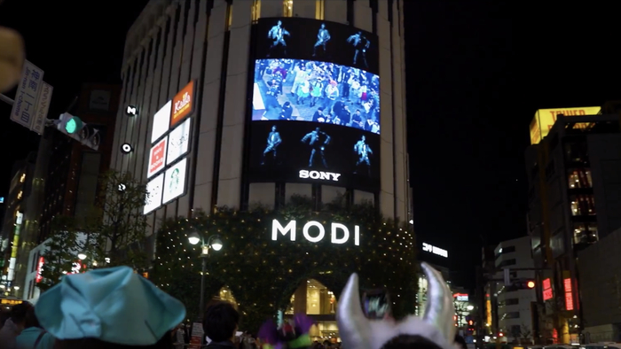 △ 向左滑动查看更多图片索尼通过高清摄像机捕捉行人动作并实时投放在大屏幕上,以此为基础制作的一系列互动视频。图片来源 | koen-dori.com