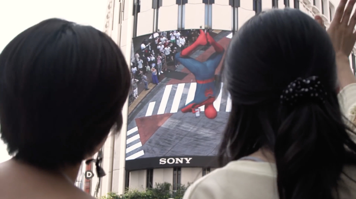 △ 向左滑动查看更多图片索尼通过高清摄像机捕捉行人动作并实时投放在大屏幕上,以此为基础制作的一系列互动视频。图片来源 | koen-dori.com