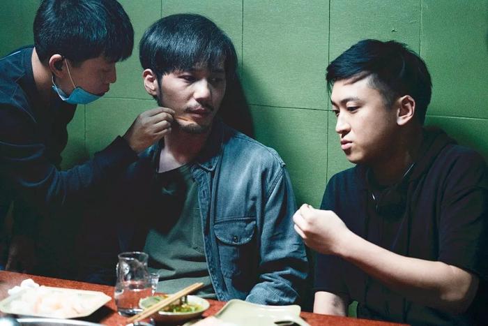 《沉默的真相》片场花絮照,白宇和导演陈奕甫