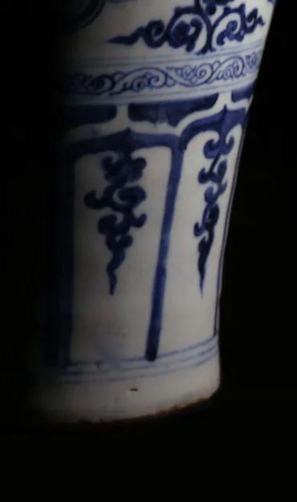 器下腹近足部装饰有仰覆的莲瓣纹