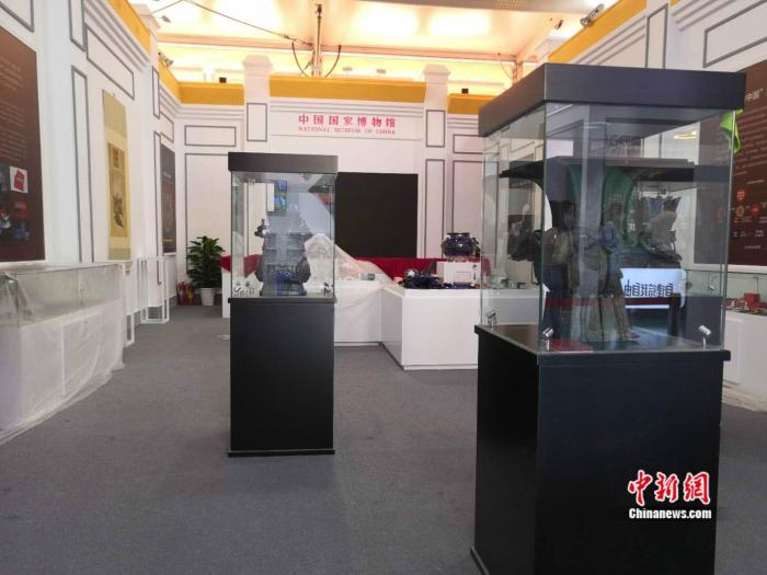 中国国家博物馆在服贸会上的展台正在准备中。 彭婧如 摄
