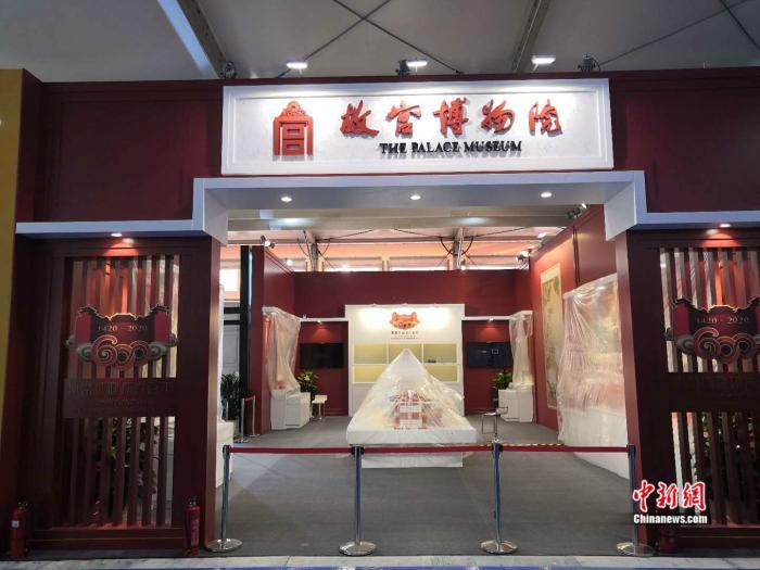 故宫博物院在服贸会上的展台正在准备中。 彭婧如 摄