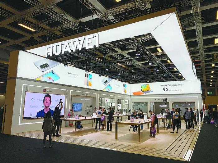 图说:在3日开幕的德国柏林国际电子消费品展览会(IFA)上,华为公司是现场为数不多的大型展位之一。