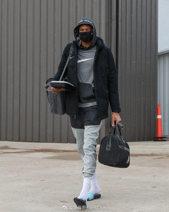 字母哥穿上湖人球衣首训表现惊艳队友评价其融入速度惊人