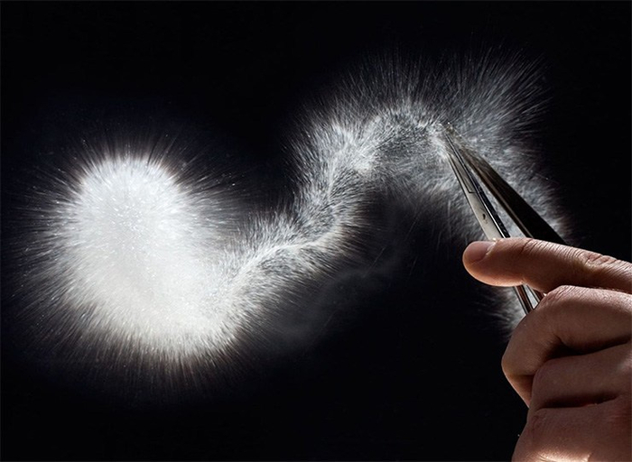 世界上最硬气的鲁伯特之泪，扛得住子弹和铁锤，为什么一捏就碎