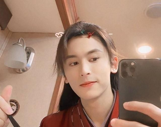 高开低走的山河令让他走向30岁的顶点,曝光张哲翰花絮中暑倒下|周子舒