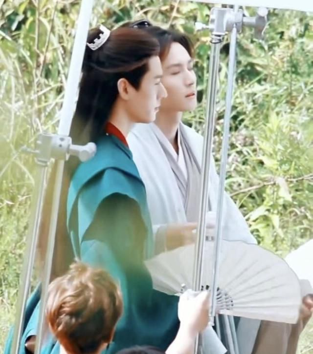 高开低走的山河令让他走向30岁的顶点,曝光张哲翰花絮中暑倒下|周子舒