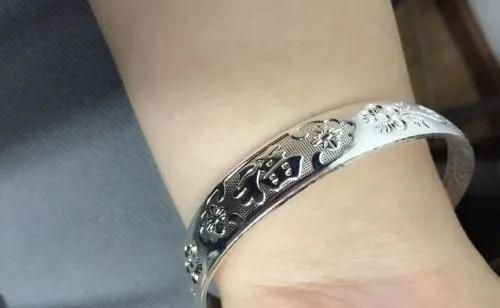 左手戴金右手戴银有何讲究?戴手镯的禁忌要了解,早知早好