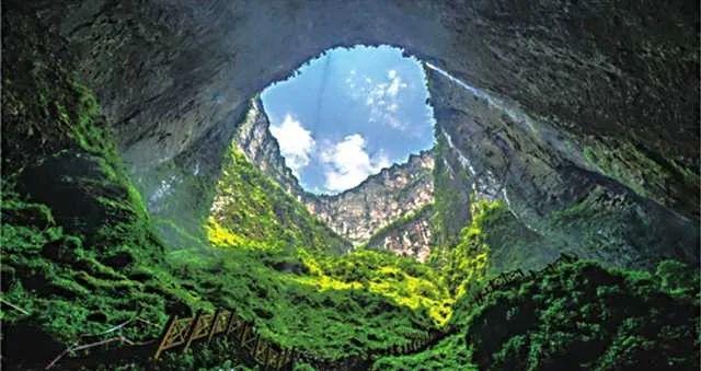 天坑地缝景区