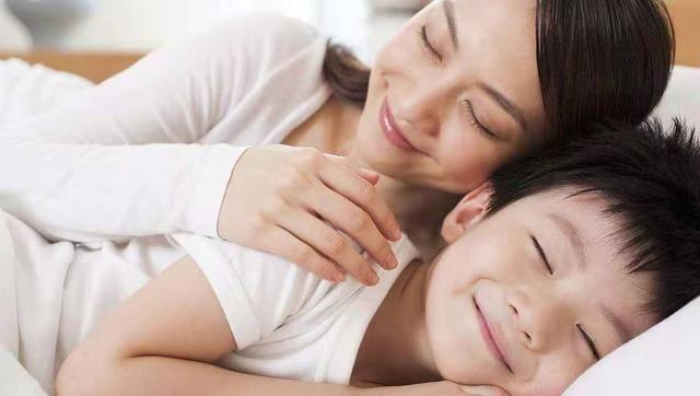 上初中儿子仍与妈妈一起睡,夜里行为让妈妈意识到分床的重要性