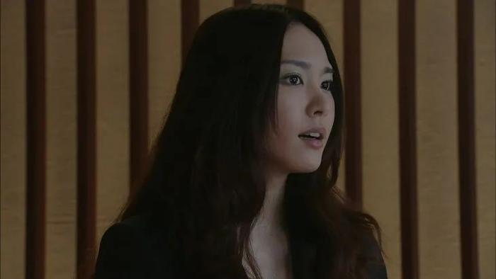 《全开女孩》饰律师鲇川若叶