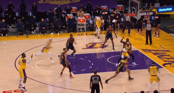 詹姆斯关键三分锁定胜局