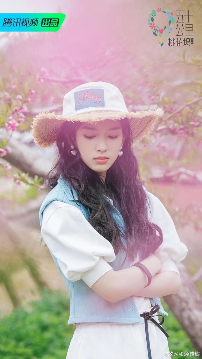 耳环:C.LP.Y