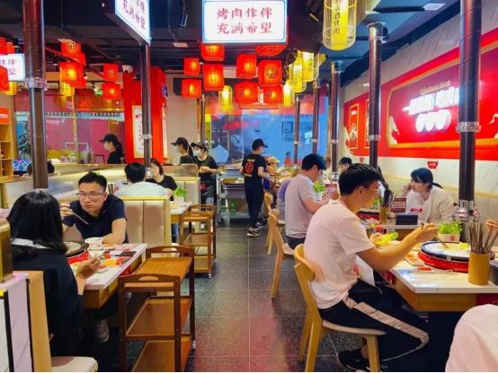 新崛起的国潮烤肉,柒酒烤肉供图。
