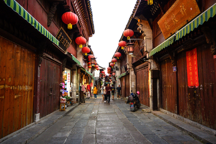 教育快报:石河子老街卖的去哪了?老街商贩迁移背后的真相与现状