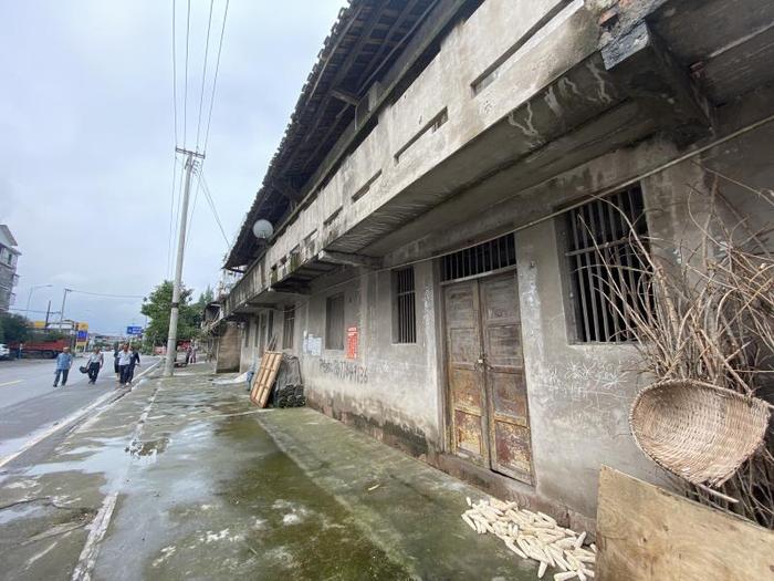 在重庆主城区里立足后,张某在长寿老家的2室房屋如今出租给他人。 澎湃新闻记者 谢寅宗 摄