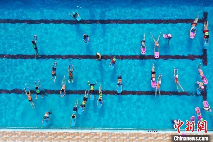 学生在学习游泳(无人机照片)。 夏俊林 摄