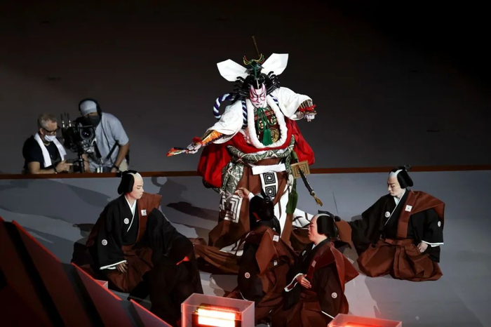 △ 市川海老藏饰演歌舞伎曲目《暂》中的人物镰仓景正,喊出一声“且慢”,喝止了恶党清原武衡处刑武将源义纲。这时,钢琴家上原广美奏响了她作曲的《Spectrum》。图片来源 | Getty Images