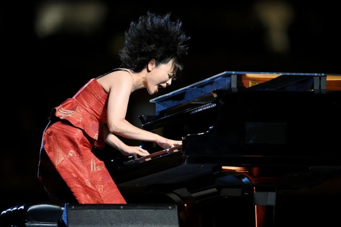 △ 市川海老藏饰演歌舞伎曲目《暂》中的人物镰仓景正,喊出一声“且慢”,喝止了恶党清原武衡处刑武将源义纲。这时,钢琴家上原广美奏响了她作曲的《Spectrum》。图片来源 | Getty Images