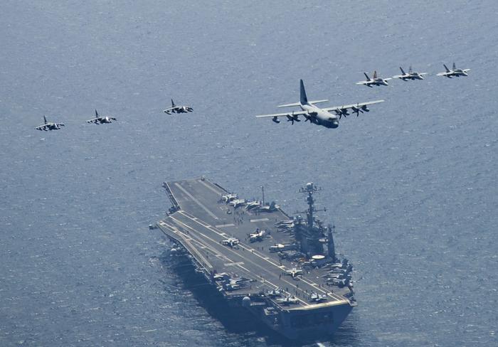 美国海军举行联合演习。