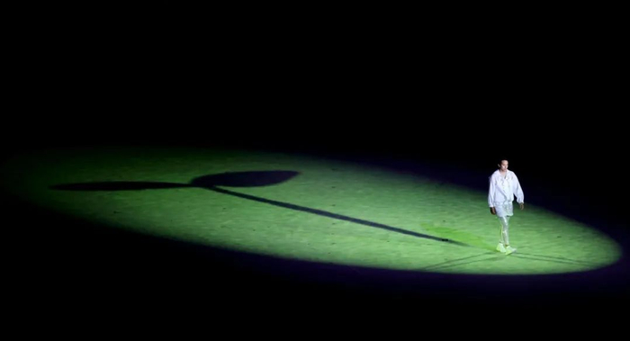 △ 女性、医护工作者、运动员……津端 Arisa 虽然无缘正式比赛,但以另一种形式圆梦。在她之后,是以“连接”为主题的舞蹈表演。图片来源 | Getty Images