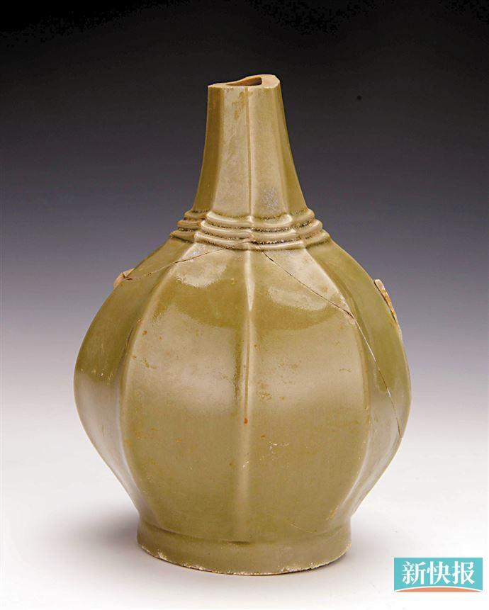 秘色瓷是越窑青瓷的顶尖之作套上“瓷质匣钵”,烧成“千峰翠色”