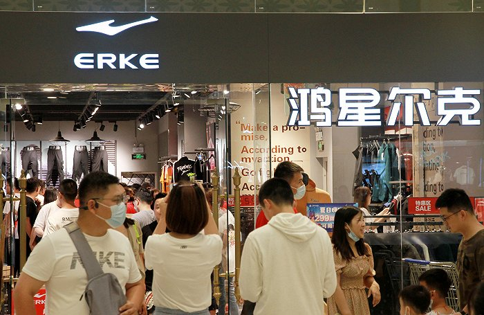 鸿星尔克线下门店的购物热潮 (图片来源:视觉中国)