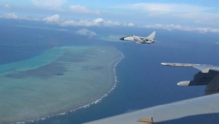 资料图片:2017年3月19日,中国南海舰队航空兵某飞行团在南海岛礁进行巡航。新华社