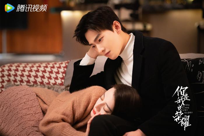 杨洋主演的《你是我的荣耀》正在播出。