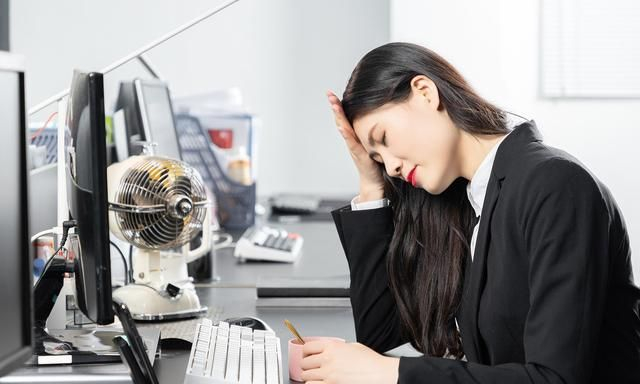 澳洲母牛吃蛇现象 动物行为异常原因