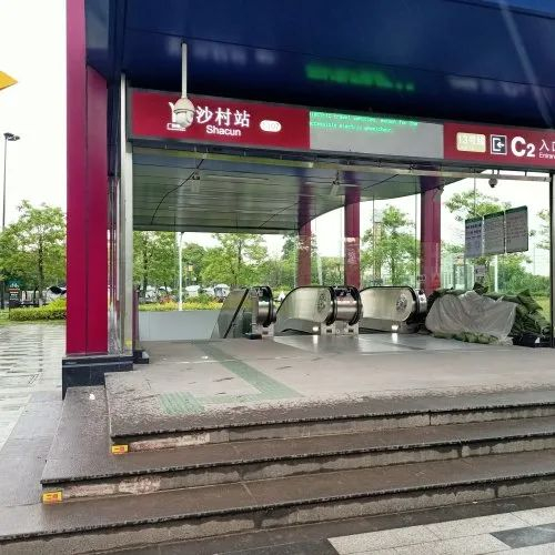 广州地铁各车站均已备好防洪沙包、吸水膨胀袋、防洪挡板等防汛物资。通讯员供图