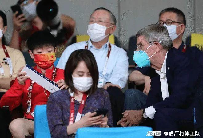 巴赫凑过来,小魔王高冷