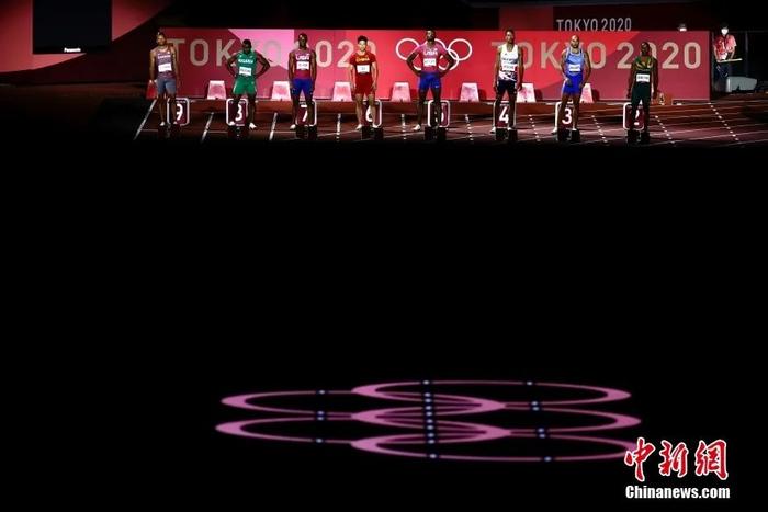 北京时间8月1日晚,在东京奥运会男子百米决赛中,中国选手苏炳添以9.98秒的成绩获得第六名,作为首位闯进奥运男子百米决赛的中国人,他再次创造了历史。中新社记者 富田 摄