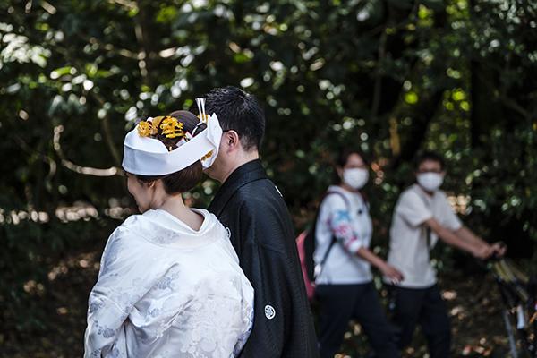 当地时间2021年4月14日,日本名古屋,拍摄结婚照的男女。人民视觉 资料图