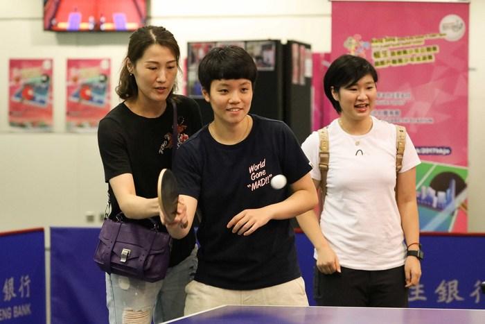 张瑞(左)指导杜凯琹(中)进行训练,图源:香港乒乓总会
