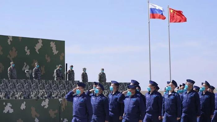 ▲“西部·联合-2021”演习开始仪式分列式上的俄方空军方队(新华社 刘芳 摄)