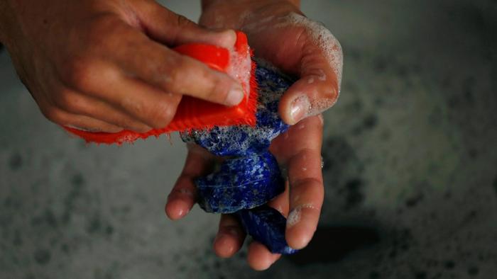 Quartz称,“对矿产进行非法开采是塔利班的主要收入来源” 图自Quartz