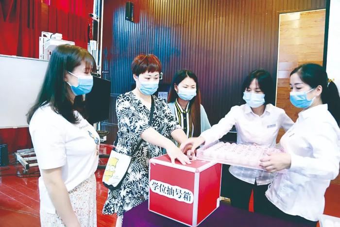 近日,四川省天府新区纪工委干部对辖区幼儿园学位摇号工作进行现场监督,确保公平公正、严肃认真。刘雪静 摄