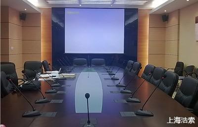 如何有效管理和维护多媒体会议室设备以优化事件体验？