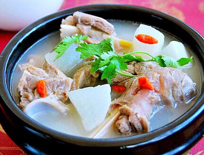 秋天什么食材煲汤好，来一碗清炖羊肉汤，清淡可口，鲜美异常