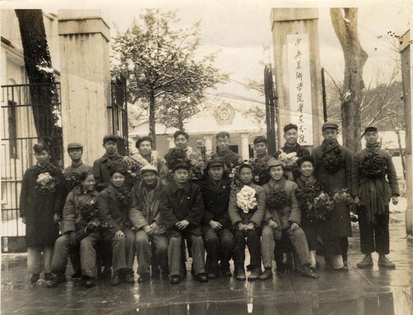 1950年11月中央美术学院华东分院参军学生与送行领导合影,前左2周沧米,左3莫朴,左4倪贻德,左5刘开渠,后左1王德惠,左7朱豹卿